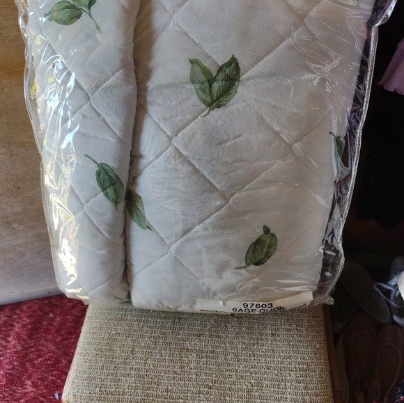 BRAND NEW!!! ELLISON FIRST ASIA, LLC. SAGE QUEEN MAGNOLIA GARDEN BEDSPREAD. - Picture 2 of 5